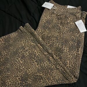 Jessica Simpson leopard print size 20W pants.